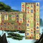 Fichas de Mahjong dispuestas sobre un fondo de paisaje montañoso con vegetación