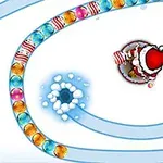 Un personaje con atuendo navideño lanza bolas de colores en una pista curva de nieve