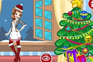 Mujer vestida elegantemente con atuendo invernal junto a un árbol de Navidad decorado con luces, esferas y regalos en una habitación acogedora