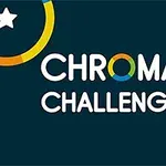 Texto Chroma Challenge en un fondo azul oscuro con colores circulares y estrellas blancas en las esquinas