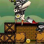 Personaje animado vestido de negro escapando de un misil en un entorno con cajas de madera y sacos de arena