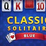 Cartas de valor alto dispuestas en un fondo azul con un texto que dice Classic Solitaire Blue acompañado de un banner rojo y cartas adicionales en la parte inferior