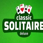 Texto sobre fondo verde con cartas de póker encima y palabras classic solitaire deluxe