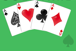 Cartas de juego con el as de picas, corazones, tréboles y diamantes sobre fondo verde
