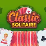 Cartas de póker decoradas sobre un fondo verde con el texto Classic Solitaire en el centro