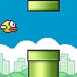 Pájaro pixelado amarillo volando entre tuberías verdes sobre un fondo de ciudad con cielo azul y nubes