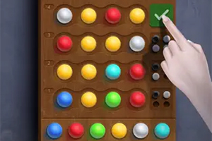 Tablero de juego con filas de bolas de colores y una mano presionando un botón verde