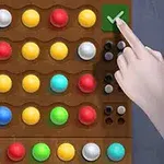 Tablero de juego con filas de bolas de colores y una mano presionando un botón verde