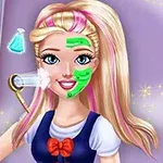 Mujer de cabello rubio y rosa en un tratamiento de belleza facial con mascarilla verde y un dispositivo de vapor