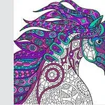 Dibujo de un caballo con diseño complejo y colores vibrantes como púrpura y turquesa, con patrones geométricos y florales en su cuerpo y crin