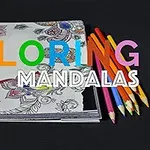 Libro para colorear mandalas con lápices de colores sobre un fondo negro