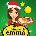 Mujer sonriente con gorro navideño sosteniendo un plato de comida frente a un fondo verde con decoraciones festivas