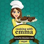 Una ilustración de una mujer con uniforme de chef, sosteniendo una charola con pastel en forma de mariposa, acompañada de un letrero que dice Cooking with Emma – Butterfly Chocolate Cake – Vegan