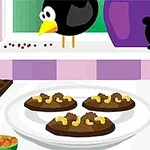 Plato de postres de chocolate en una cocina con utensilios y un cuervo en la ventana