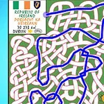 Un laberinto de caminos blancos entrelazados con un fondo verde y un texto sobre Irlanda en la esquina superior izquierda