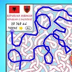 Laberinto enredado con líneas azules sobre un fondo de camino rojo, incluyendo una sección de texto y banderas de Albania