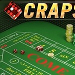 Mesa de juego de casino con una tabla de apuestas y dados sobre un fondo verde
