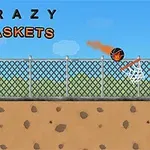 Balón de baloncesto en llamas volando hacia una canasta sobre una cerca metálica, con cielo azul de fondo