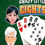 Cuatro rostros de personajes animados rodeando un conjunto de cartas con varios ochos, sobre un fondo verde