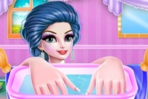 Mujer con cabello azul realizando manicure con las manos sumergidas en un recipiente de agua en un salón con paredes rosas