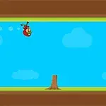 Un personaje volador rojo con un casco está orbitando un tocón en un escenario con un cielo azul y nubes, y una caja de madera se encuentra en la esquina superior derecha