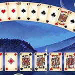 Cartas de juego sobre un fondo de paisaje montañoso con cielo nocturno