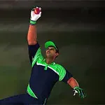 Un jugador de críquet atrapa una pelota en el aire, usando un uniforme azul con detalles verdes y una gorra a juego