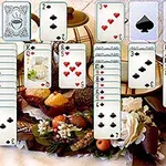Cartas de juego distribuidas en columnas sobre un fondo decorativo con arreglos florales y productos horneados