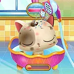Gatito en una bañera recibiendo un baño con ducha en un baño colorido