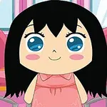 Niña con cabello negro y ojos grandes azules, vestida con un vestido rosa, está sonriente frente a sillas rosas y una ventana