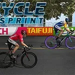 Dos ciclistas compiten en una carrera en un entorno urbano, rodeados de vallas publicitarias y árboles al fondo