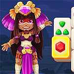 Personaje disfrazado de princesa azteca al lado de fichas con gemas de colores, una mariposa y una hoja