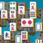 Fichas apiladas con diversos símbolos y caracteres chinos sobre un fondo azul