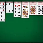 Cartas de póker dispuestas en columnas sobre un fondo verde, con algunos ases y un par de reinas visibles