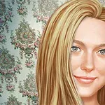 Mujer de cabello rubio con una sonrisa suave, frente a un fondo con patrón floral detallado