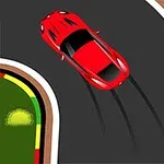 Coche rojo derrapando en una curva de una pista de carreras rodeada de pasto