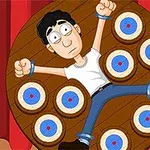 Persona caricaturizada atada a una rueda de madera con dianas alrededor en un escenario de cortinas rojas