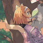 Persona con orejas de gato y cabello naranja abraza un árbol mientras sostiene un gato gris, rodeada de más gatos en un jardín soleado