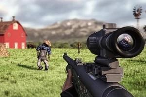 Vista de una granja con un granero rojo al fondo, un espantapájaros en el campo, y un rifle con mira telescópica en primer plano