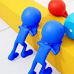 Dos figuras azules empujan un bloque amarillo con una esfera roja y un dado azul encima