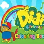 Personaje colorido junto a un arcoíris y crayones sobre un fondo azul con nubes y notas musicales
