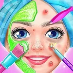 Persona con mascarilla verde, toalla azul en la cabeza y herramientas para el cuidado facial en un fondo rosa