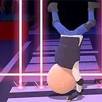 Una figura con ropa oscura está haciendo una parada de manos sobre un paso de cebra, rodeada de luces verticales rosadas