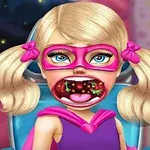 Niña con máscara rosa mostrando la garganta inflamada en un entorno médico colorido