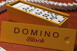 Caja de madera con fichas de dominó adentro y tapa con la inscripción DOMINO Block