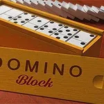 Caja de madera con fichas de dominó adentro y tapa con la inscripción DOMINO Block