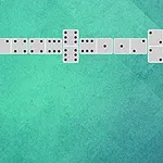 Fichas de dominó blancas colocadas en forma de cadena sobre un fondo verde texturizado