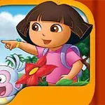 Niña con cabello corto y mochila rosa apuntando junto a un mono pequeño y una flor roja sobre un fondo de cielo azul