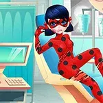 Personaje en traje rojo con lunares negros sentado en una silla en una habitación con equipo médico