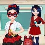 Dos chicas en un aula, una con máscara y mochila, y la otra con una bebida y vestido rojo